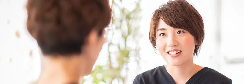 突発性難聴の患者さんに宿泊先を案内するスタッフ