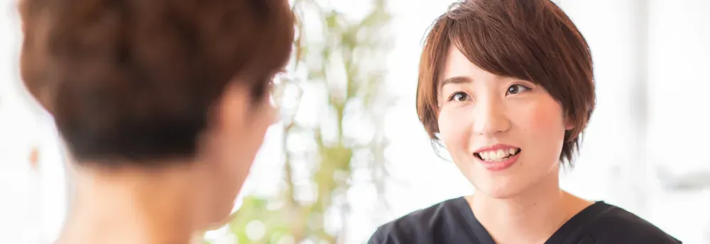 突発性難聴の患者さんに宿泊先を案内するスタッフ