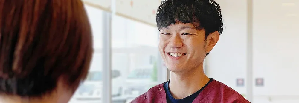 突発性難聴の耳閉塞感について説明する鍼灸師