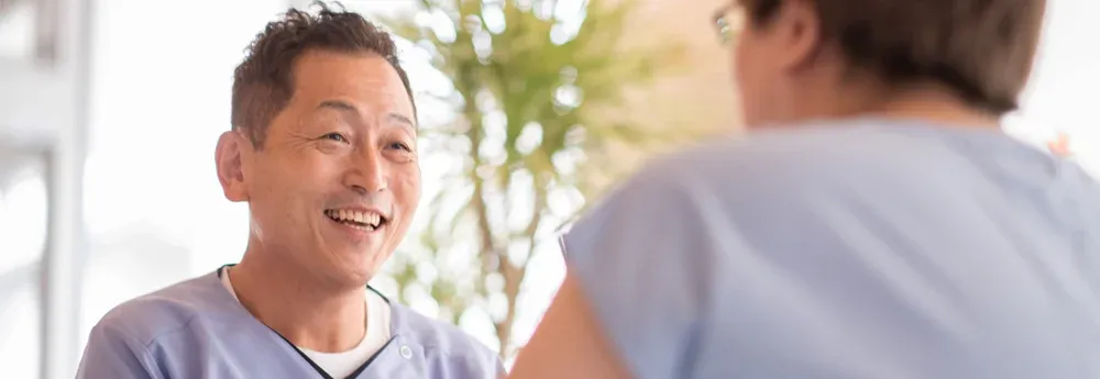 外リンパ瘻の鍼治療について説明する鍼灸師
