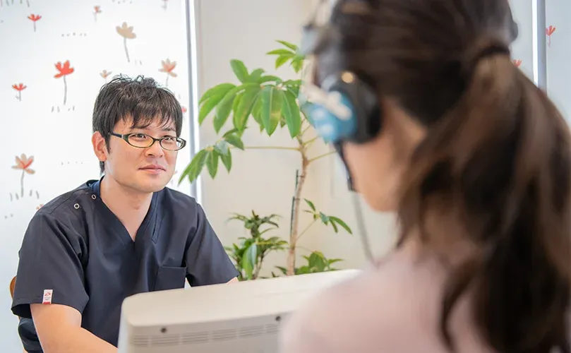 オージオグラムを用いて検査をしている様子